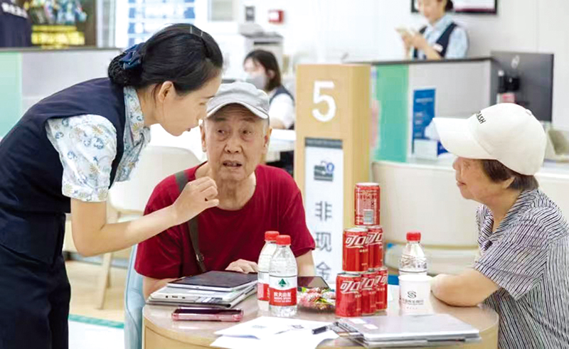 民生銀行咸寧支行全力打造支付服務(wù)示范區(qū)?“暖心銀發(fā)綠色通道”溫暖老年客戶心