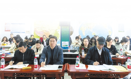 咸寧市八百余名教師同臺研討 六年搭臺“說高考”