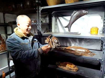 嘉魚木雕傳承人章軍： 傳承民族“魚文化”
